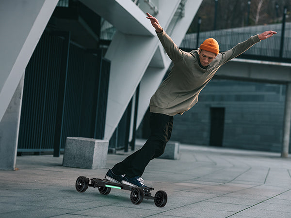 Electric Skateboard vs Regular Skateboard: 4 Key Differences